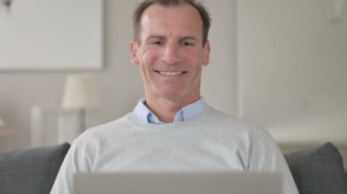 Orta Çağ İşadamı 'nın Portresi Evden Video Çağrısı Yapıyor 