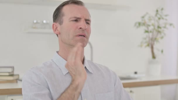 Portrét vyčerpaného muže středního věku s bolestí krku — Stock video