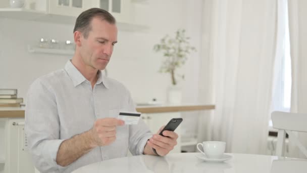Online fizetési hiba a középkorú ember okostelefonon — Stock videók