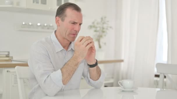 Stressato medioevo uomo ottenere preoccupato a casa — Video Stock