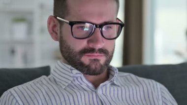 Dijital Aygıt kullanan Genç İşadamının Kapanışı 