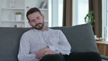 Yorgun Genç İşadamı Evdeki Kanepede Kestiriyor 