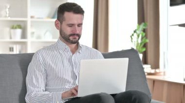 Ev Bilgisayarında Çalışan Profesyonel Genç İşadamı 