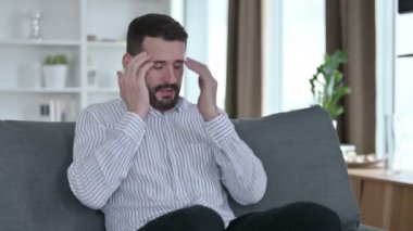 Endişeli genç iş adamı evde stresli. 