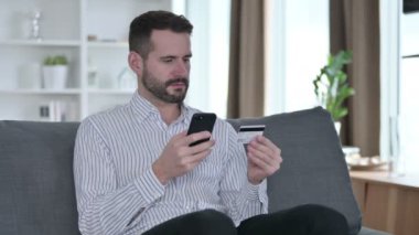 Home 'daki İşadamı' nın Akıllı Telefondan Başarılı Çevrimiçi Ödemesi 