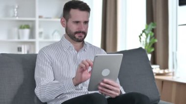 Evde Tablet 'te Başarı Kutlaması Yapan Çekici Genç İşadamı 