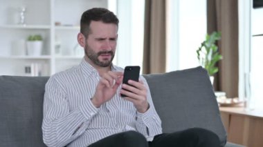 Genç İşadamı, Evdeki Akıllı Telefon Kayıplarına Tepki Veriyor 