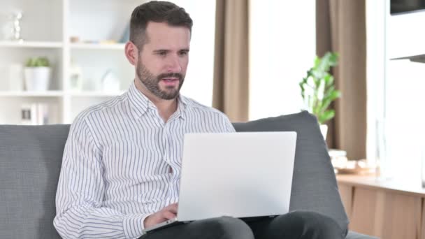 Empresário animado comemorando o sucesso no laptop em casa — Vídeo de Stock