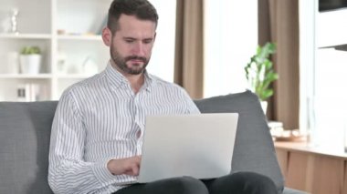 Evde Öksüren Dizüstü bilgisayarlı Hasta Genç İşadamı 