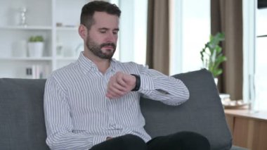 Meraklı Genç İş Adamı Saati İzliyor, Evde Bekliyor 