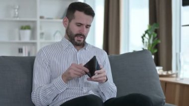 Endişeli Genç İşadamı Evde Boş Cüzdanı Kontrol Ediyor 