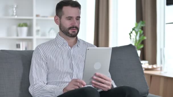 Професійний молодий бізнесмен робить відео дзвінок на ноутбук — стокове відео