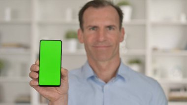 Orta Çağ İşadamı 'nın portresi elinde Smartphone ve Chroma Key Screen