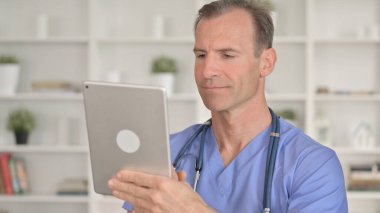 Tablet kullanan Ciddi Orta Çağ Doktorunun Portresi