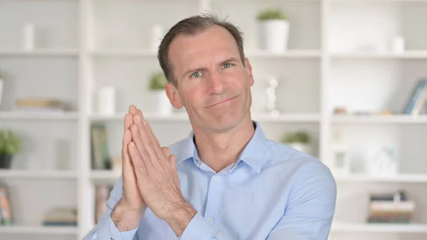 Retrato del alegre hombre de negocios de mediana edad aplaudiendo — Foto de Stock