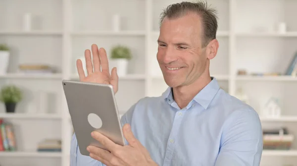 中年商人在平板电脑上进行视频聊天的肖像 — 图库照片