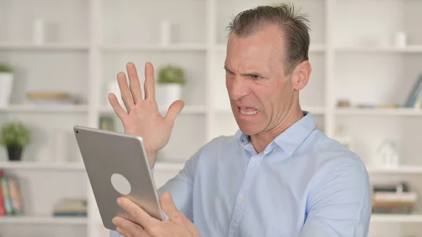 Middle Aged Man Reacting to Loss on Tablet — Stock Photo, Image