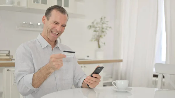 Scheitern des Online-Zahlungsverkehrs durch Mann mittleren Alters auf Smartphone — Stockfoto