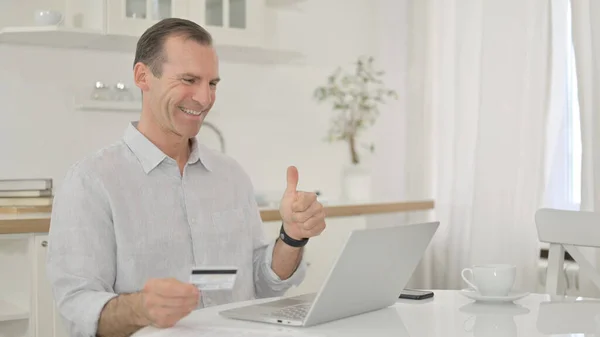 Moyen Age Homme faisant paiement en ligne réussi via ordinateur portable — Photo