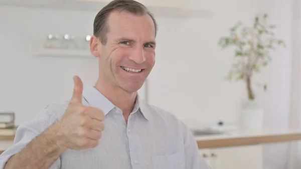 Portrait d'un homme positif du Moyen Âge avec le pouce levé — Photo