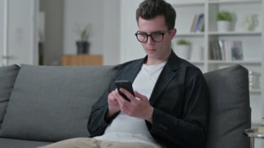Heyecanlı Genç Erkek Tasarımcı Akıllı Telefon 'da Başarı Kutlaması 