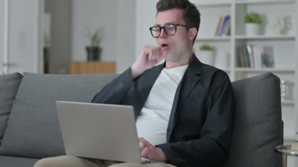 Doente Jovem Designer Masculino com Laptop Tosse em casa — Vídeo de Stock