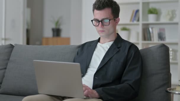 Fiatal férfi tervező dolgozik Laptop otthon — Stock videók