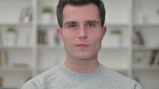 Πορτρέτο του άρρωστου νεαρού άνδρα σχεδιαστή έχοντας πονόδοντο — Αρχείο Βίντεο