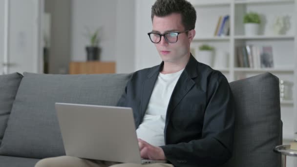 Aufgeregte Designerin feiert Erfolg auf Laptop zu Hause — Stockvideo