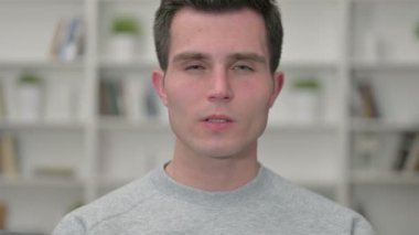 Boyun Ağrısı Olan Yorgun Genç Erkek Tasarımcının Portresi