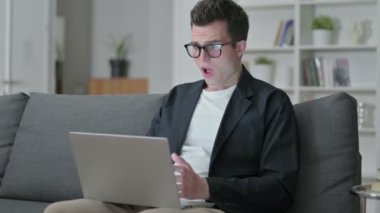 Kayıp, Genç Erkek Tasarımcı Ev Bilgisayarındaki Başarısızlığa Tepki Veriyor 