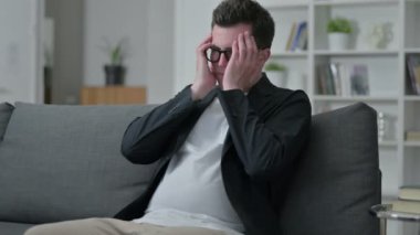 Endişeli Genç Erkek Tasarımcı Evde Stres Yapıyor 