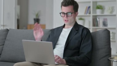 Genç Erkek Tasarımcı Ev Bilgisayarında Video Görüşmesi Yapıyor 