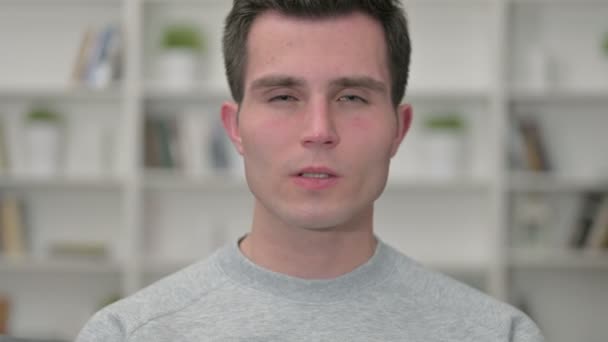Ritratto di giovane designer maschio stanco con dolore al collo — Video Stock