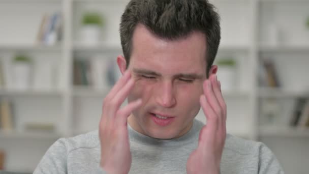 Ritratto di giovane designer stanco maschio con mal di testa — Video Stock