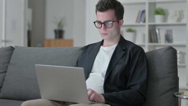 Joven diseñador masculino dando No hay señal con dedo, desaprobación — Vídeo de stock