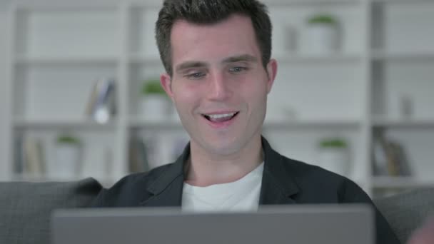 Retrato de Jovem Designer do sexo masculino fazendo chamada de vídeo no laptop — Vídeo de Stock