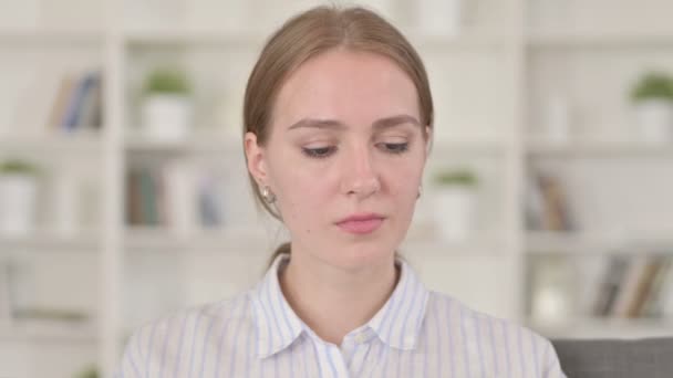 Hermosa joven bebiendo agua, tomando un sorbo — Vídeo de stock