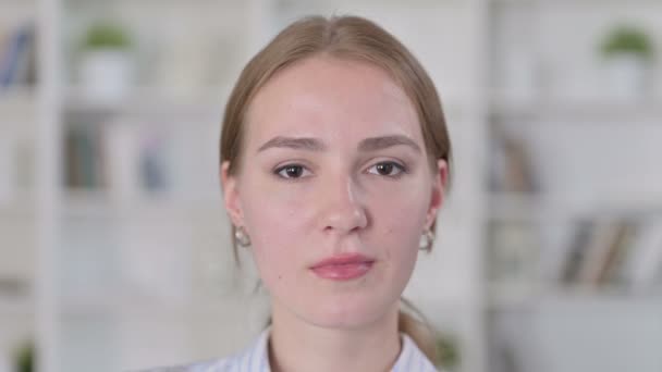 Närbild av ung man viskar något till Pensive Woman — Stockvideo