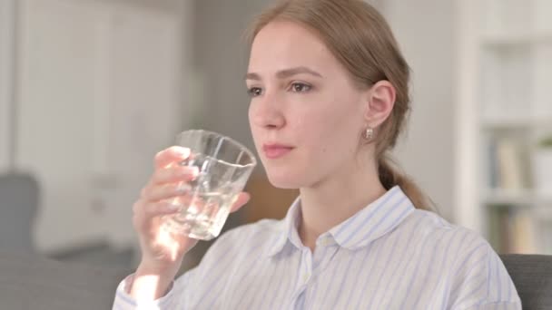 Mujer joven bebiendo agua, tomando un sorbo — Vídeos de Stock