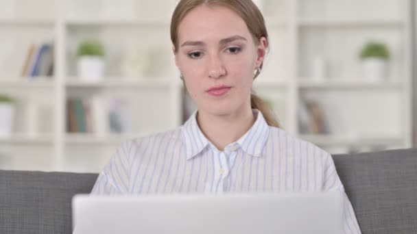 Ritratto di giovane donna laboriosa che lavora sul computer portatile — Video Stock