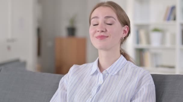 Portrét veselé mladé ženy s ukazujícím prstem — Stock video