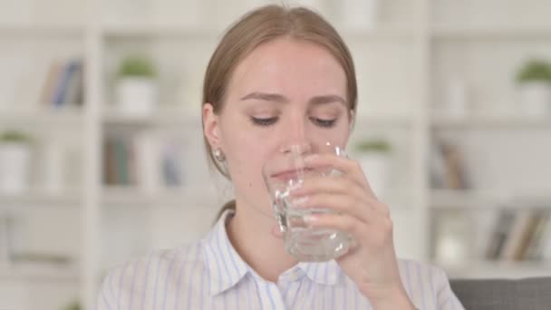 Mulher jovem com dor de dente enquanto bebe água fria — Vídeo de Stock