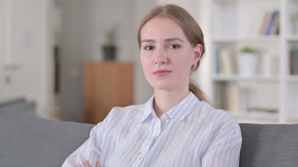 Portrait d'une jeune femme sérieuse regardant la caméra — Video