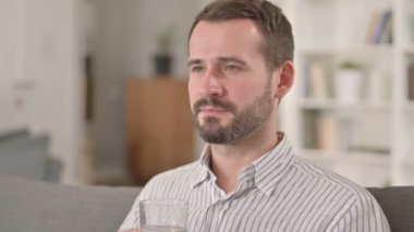 Evde Su İçen Rahatlayan Genç Adam