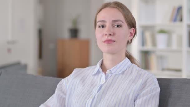 Portrait de jeune femme déçue faisant pouces vers le bas — Video