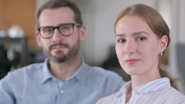 Nahaufnahme eines ernsthaften jungen Paares, das in die Kamera blickt — Stockvideo