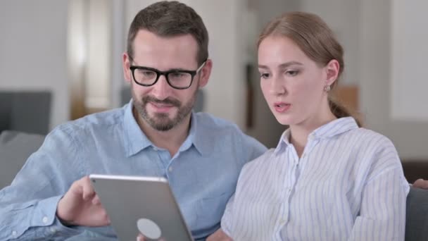 Retrato de pareja joven emocionada celebrando el éxito en la tableta — Vídeos de Stock