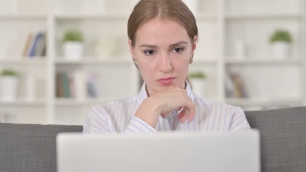 Портрет застенчивой молодой женщины, работающей над ноутбуком — стоковое видео