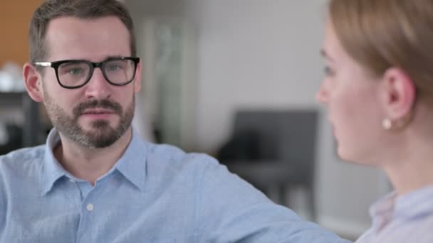 Close-up van ernstige jonge man met gesprek met vrouw — Stockvideo